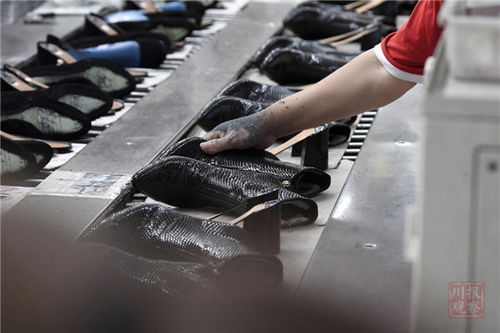 成都鞋厂 缝纫机轰鸣，员工加足马力赶订单